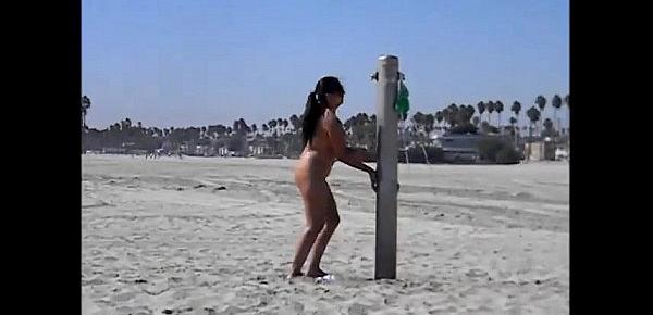  Latina gorda se exibindo na praia de nudismo